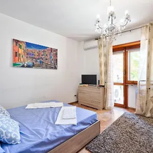 Venice City - With Private & Bathroom, Ac & Tv Guest house